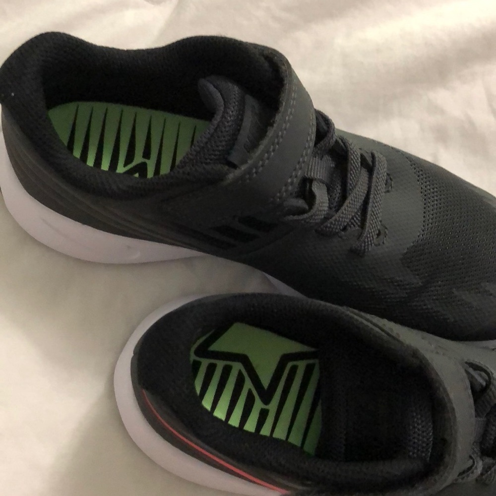 Boys Nike Sneakers - Picture 4 of 5